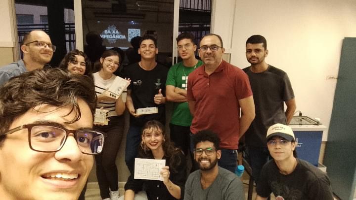 Foto com participantes segurando a protoboard com o circuito montado