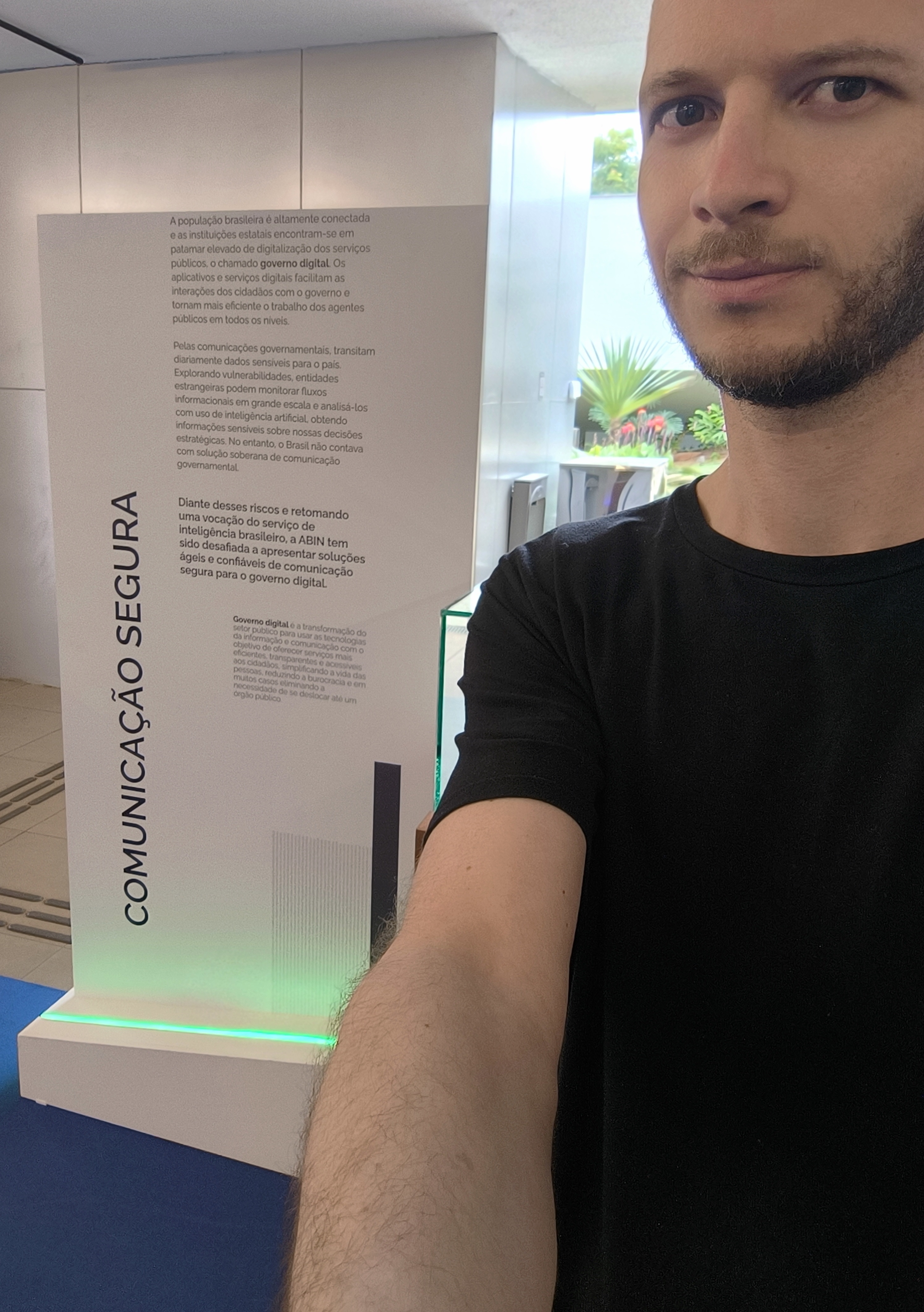 Autor durante a visita à exposição Comunicação Segura para a Soberania Digital